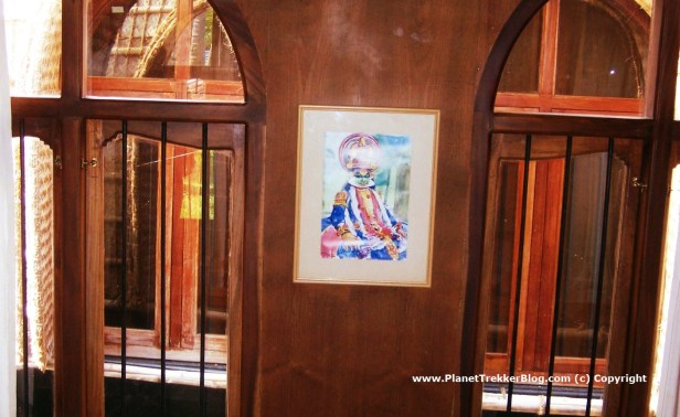 Art work inside the houseboat2